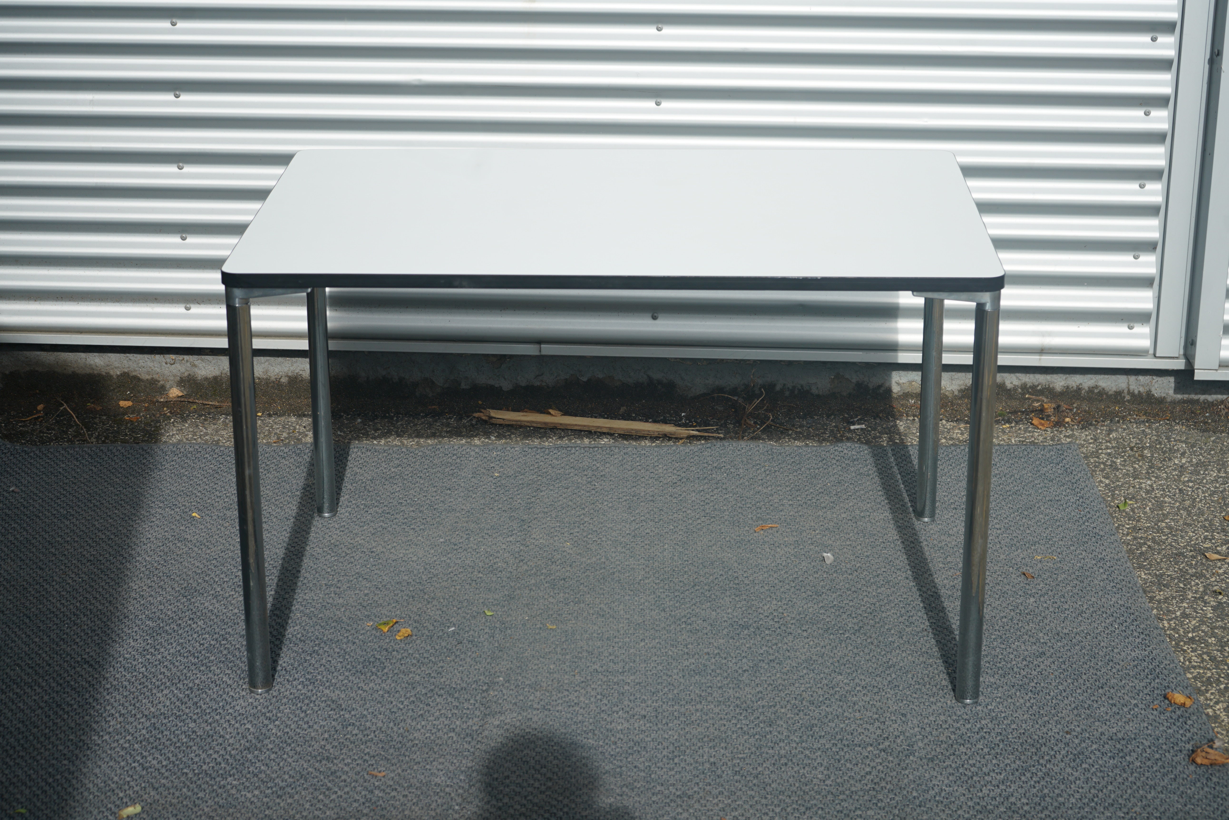 Four Design kantinebord med hvid laminat bordplade og krom stel set forfra – 120x80 cm